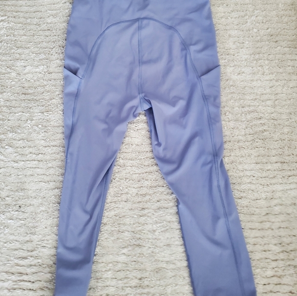 Athleta Ultimate stash pocket Capri. Lavender, size m. - Picture 4 of 7
